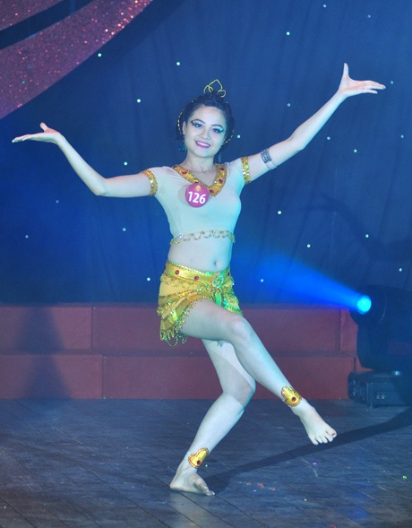 Ngắm vũ điệu nóng bỏng của các thiếu nữ Imiss - 8 Nguyễn Hà Phương (ĐH Lao động & XH) với tiết mục nhảy hiện đại.