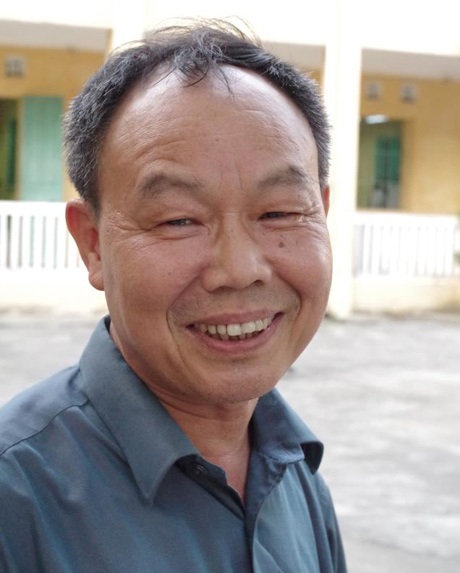 Bạn trẻ chuyên Nguyễn Huệ “ưu ái” ghép ảnh giáo viên lên… Facebook - 2 Thầy Thái Văn Bình, hiệu trưởng trường THPT chuyên Nguyễn Huệ.