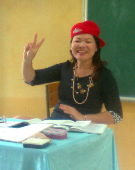 Bạn trẻ chuyên Nguyễn Huệ “ưu ái” ghép ảnh giáo viên lên… Facebook - 3 Cô Hoa, giáo dạy văn xì tin, từng là bí thư đoàn trường.