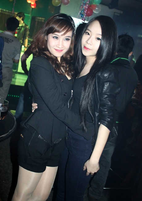 Thiếu nữ xúng xính dự tiệc sinh nhật Miss Teen Hà thành - 1 Phương Suri - nhân vật chính của bữa tiệc (bìa phải) và bạn