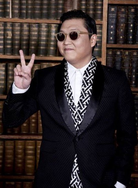 Nữ sinh ĐH Oxford khóc vì được Psy dạy Gangnam Style - 4 Psy tạo dáng xì tin