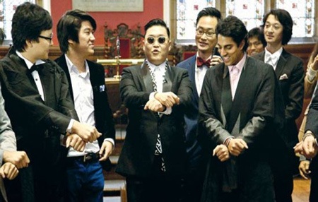 Nữ sinh ĐH Oxford khóc vì được Psy dạy Gangnam Style - 2 Psy hào hứng dạy những động tác cơ bản của Gangnam style.