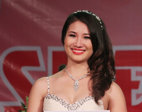 Hoa khôi ĐH Sân khấu điện ảnh rớt nước mắt phút đăng quang - 3 Nguyễn Quỳnh Trang rớt nước mắt xúc động khi được xướng tên Hoa khôi