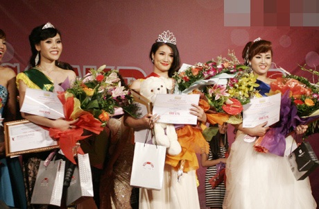 Hoa khôi ĐH Sân khấu điện ảnh rớt nước mắt phút đăng quang - 4 Á khôi 2, Hoa khôi và Á khôi 1 Miss ĐH Sân khấu điện ảnh Hà Nội (theo thứ tự từ trái qua)