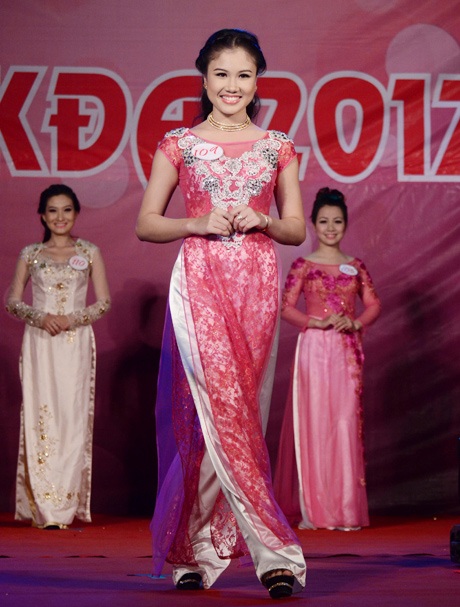 Hoa khôi ĐH Sân khấu điện ảnh rớt nước mắt phút đăng quang - 7 Phần thi trình diễn trang phục dạ hội.