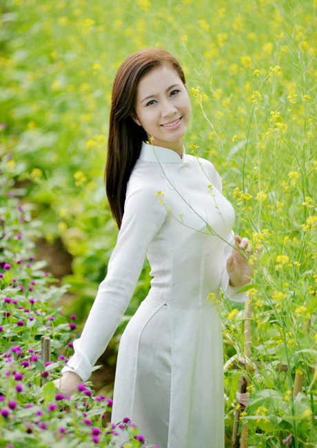 Nữ sinh ĐH Sân khấu điện ảnh khoe dáng với áo dài cách điệu - 8 Vũ Thanh Điệp, khoa Múa.