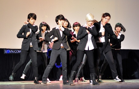 13 cô gái ăn mặc, hoá trang giống hệt Super Junior