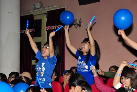 Bạn trẻ cuồng nhiệt trong bữa tiệc sinh nhật Suju.