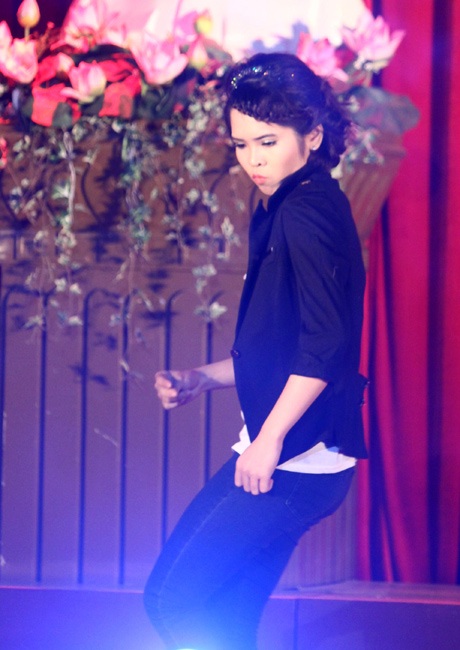 Nữ sinh Luật nhảy điệu Michael Jackson "siêu" dẻo - 2 Sau đó, cô gái nhanh chóng thay đổi trang phục, thể hiện điệu Moonwalk của Michael Jackson