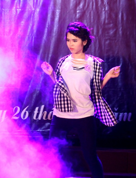 Nữ sinh Luật nhảy điệu Michael Jackson "siêu" dẻo - 1 Ngọc Khánh mở màn tiết mục nhảy bằng những động tác popping điêu luyện