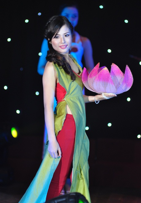 Nữ sinh Imiss trình làng sưu tập thời trang “Đất mẹ” sành điệu - 2 Ngô Thị Nhung trình diễn sản phẩm thiết kế của mình