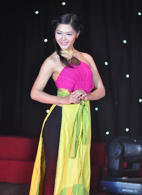 Nữ sinh Imiss trình làng sưu tập thời trang “Đất mẹ” sành điệu - 4 ...và thuyết trình về ý tưởng bộ sưu tập.