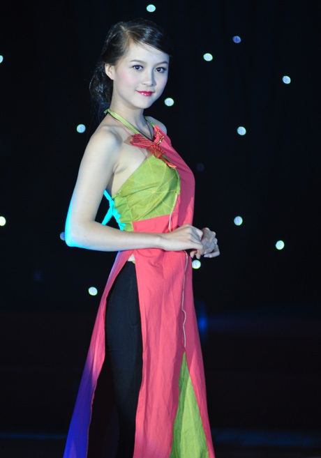 Nữ sinh Imiss trình làng sưu tập thời trang “Đất mẹ” sành điệu - 1 Một thiết kế thời trang trong bộ sưu tập của Ngô Thị Nhung