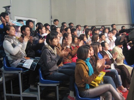 Thú vị nghề "miệng cười, tay vỗ" của bạn trẻ - 1 Được đến trường quay diễn làm nhiều bạn trẻ thích thú. (ảnh minh họa)