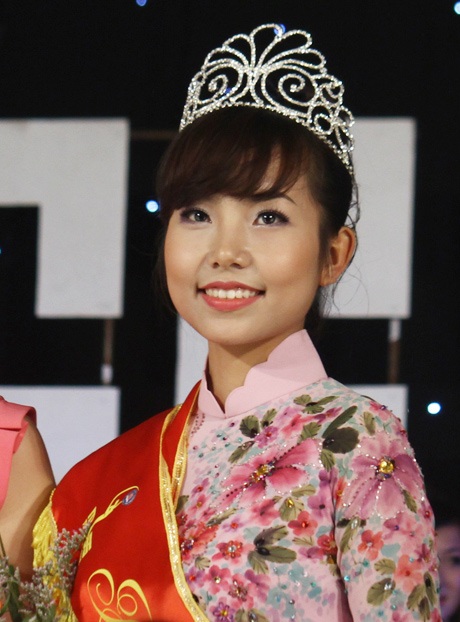 Hoa khôi ĐH Thương mại một mình "ẵm" ba giải lớn - 1 Hoa khôi ĐH Thương mại 2012 Trần Thị Hậu
