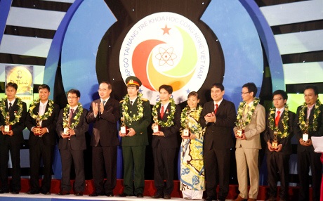 Trao tặng "Quả cầu Vàng" cho 10 tài năng trẻ KHCN Việt Nam 2012 - 2 10 tài năng trẻ được trao giải Quả cầu Vàng 2012