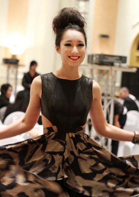 Anna Trương làm vedette khoe lưng trần gợi cảm - 9 Cô bạn vui vẻ tạo dáng trước ống kính