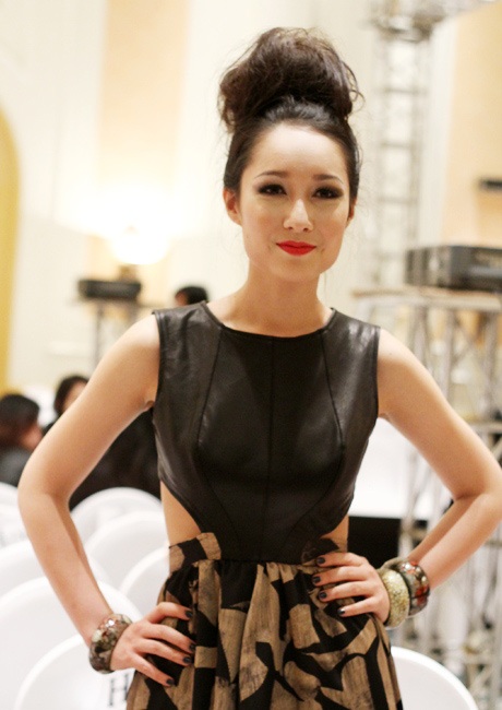 Anna Trương làm vedette khoe lưng trần gợi cảm - 8 Cô bạn vui vẻ tạo dáng trước ống kính