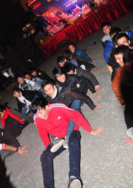 Sinh viên trổ tài nhảy Michael Jackson điệu nghệ - 8 Cùng cười ngất với trò tàu trượt