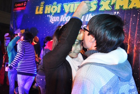 Sinh viên trổ tài nhảy Michael Jackson điệu nghệ - 7 Trò chơi ăn táo vui nhộn của các cặp đôi sinh viên công nghệ