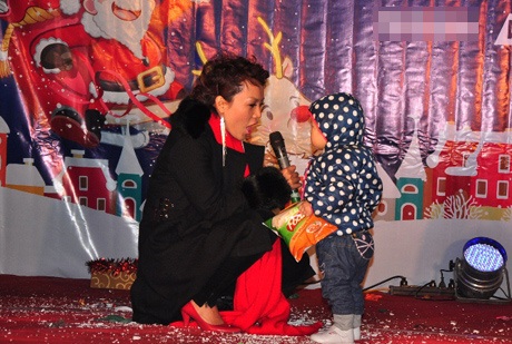 Sinh viên trổ tài nhảy Michael Jackson điệu nghệ - 4 Một em nhỏ được Thái Thuỳ Linh đưa lên sân khấu chung vui