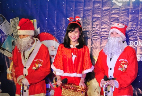 Sinh viên trổ tài nhảy Michael Jackson điệu nghệ - 1 Cô gái đáng yêu trong bộ đồ Noel phát quà cho mọi người