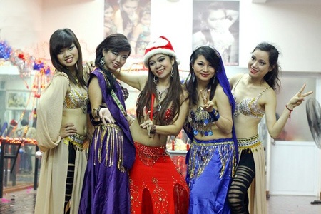 Vũ điệu bellydance nóng bỏng trong đêm Noel lạnh giá - 13 Vũ Phong