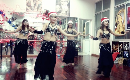 Vũ điệu bellydance nóng bỏng trong đêm Noel lạnh giá - 1 Vũ điệu bellydance nóng bỏng trong đêm Noel lạnh giá