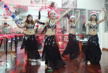 Vũ điệu bellydance nóng bỏng trong đêm Noel lạnh giá - 2 Không chỉ là tiết mục của những vũ công từng đoạt giải bellydance quốc tế