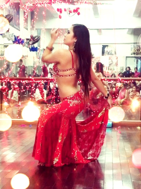 Vũ điệu bellydance nóng bỏng trong đêm Noel lạnh giá - 4 mà các em nhỏ trong trang phục rực rỡ đêm Noel