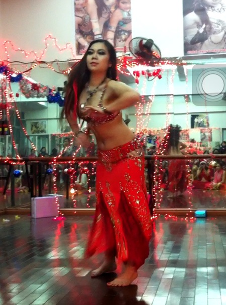 Vũ điệu bellydance nóng bỏng trong đêm Noel lạnh giá - 5 mà các em nhỏ trong trang phục rực rỡ đêm Noel