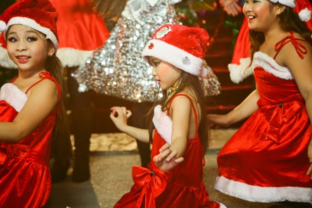 Vũ điệu bellydance nóng bỏng trong đêm Noel lạnh giá - 7 mà các em nhỏ trong trang phục rực rỡ đêm Noel