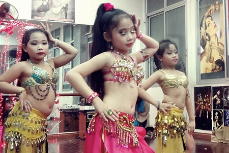 Vũ điệu bellydance nóng bỏng trong đêm Noel lạnh giá - 10 cũng có màn trình diễn ấn tượng