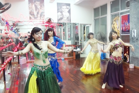 Vũ điệu bellydance nóng bỏng trong đêm Noel lạnh giá - 6 mà các em nhỏ trong trang phục rực rỡ đêm Noel