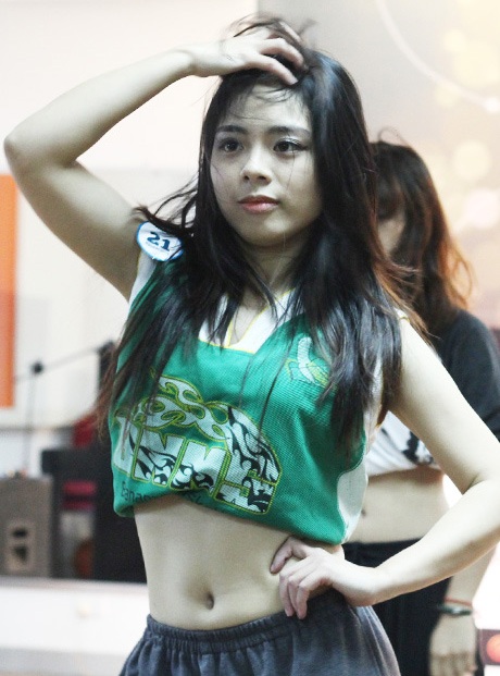 Nữ sinh RMIT "bốc lửa" trong vũ điệu quyến rũ - 9 Dù không theo thể loại sexy dance nhưng màn nhảy hiphop của Nguyễn Diệu Linh vẫn rất máu lửa