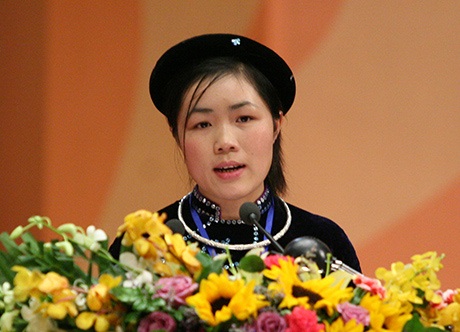 Những nữ thủ lĩnh Đoàn khoe sắc trong trang phục dân tộc - 3 Đại biểu Trần Thị Hương, Phó Chủ tịch xã Nam Quan, huyện Bảo Lâm, Cao Bằng tham luận tại Đại hội