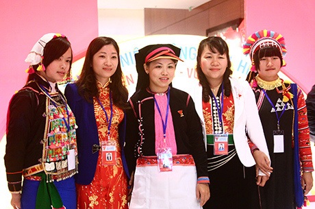 Những nữ thủ lĩnh Đoàn khoe sắc trong trang phục dân tộc - 12 ĐH Đoàn toàn quốc lần thứ X là nơi hội tụ của thanh niên các dân tộc Việt Nam