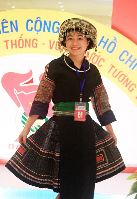 Những nữ thủ lĩnh Đoàn khoe sắc trong trang phục dân tộc - 11 Đại biểu người dân tộc tỉnh yên Bái, Trần Thị Thùy Linh