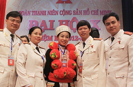 Những nữ thủ lĩnh Đoàn khoe sắc trong trang phục dân tộc - 7 Các thiếu nữ - đại biểu dân tộc vui mừng về dự đại hội, không ngừng nhờ bạn bè chụp ảnh lưu niệm