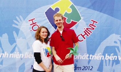 Cô gái Đức bật mí chuyện tình với chàng trai Việt - 1 Julia (trái) trong một cuộc hội thảo tại VN.