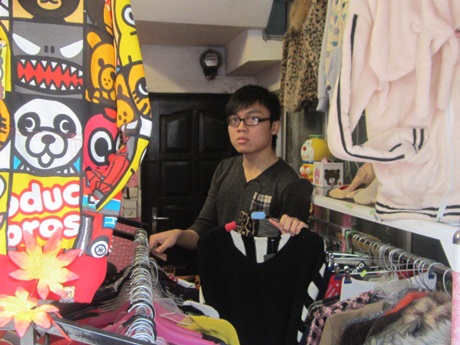 Sinh viên bùng nổ làm thêm kinh doanh thời trang - 5 Chàng sinh viên Vũ Huy Hiệp tại shop thời trang của mình.