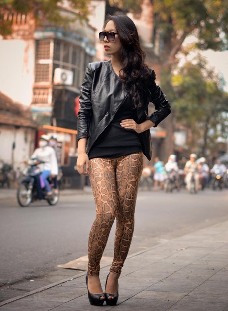 Sinh viên bùng nổ làm thêm kinh doanh thời trang - 4 Phương tự mình làm mẫu cho các mẫu quần áo tại của hàng của cô.