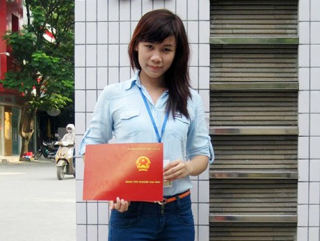 Nữ đại biểu 9X "hiến kế" phát triển hoạt động Đoàn trường đại học - 2 Thuỳ Dung ngày nhận bằng tốt nghiệp loại ưu trường ĐH Ngoại thương, Hà Nội