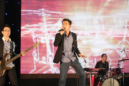 "The Voice" Hồng Dương “đốt cháy” mình cùng sinh viên trường Báo - 6 ...hay hát của các bạn trẻ khiến bầu không khí tại trường Báo thêm sôi động.