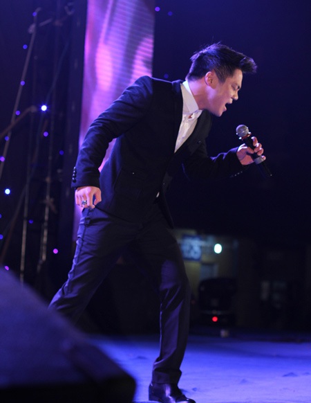 "The Voice" Hồng Dương “đốt cháy” mình cùng sinh viên trường Báo - 2 Dù xuất hiện muộn...