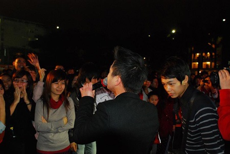 "The Voice" Hồng Dương “đốt cháy” mình cùng sinh viên trường Báo - 3 ... nhưng trước sự hâm mộ của các SV, anh đã hát liền lúc 4 bài.