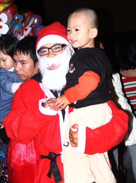 Noel rộn ràng trên đường phố Hà Nội - 3 Ông già Noel được trẻ nhỏ yêu thích