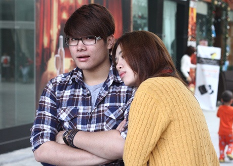 Hà Lade, Hà Min xinh xắn rủ nhau đi hội chợ teen - 9 Sau khi mua sắm đã mệt, Hà Min đứng dựa vào vai Tùng Tống