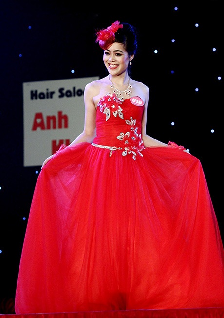 Lộ diện Hoa khôi xinh đẹp ĐH Kinh doanh - Công nghệ - 11 Thướt tha trong những bộ đầm dạ hội