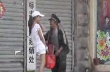Chuyện tiểu thư nhà giàu yêu say đắm chàng vô gia cư gây sốt mạng - 4 Theo